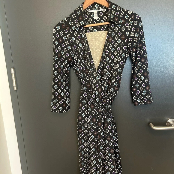 Diane von Furstenburg classic wrap dress silk size 4 worn once-  new condition - Picture 11 of 11